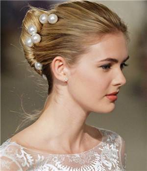 气质典雅的珍珠发卡，如